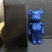 Bearbrick หมีรุนแรง400% ผ้าไหมสีฟ้าตกแต่งตุ๊กตาของเล่นอินเทรนด์นั่งไม่ได้