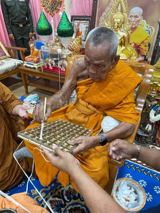 พระสมเด็จปรกโพธิ์หลังพระแม่ธรณี-รุ่นปาฏิหาริย์-100-ปี-หลวงพ่อพัฒน์-วัดห้วยด้วน-เนื้อชานหมากตะเงิน-2-ดอก-ใส่กรอบพร้อมแหนบบูชาได้เลย