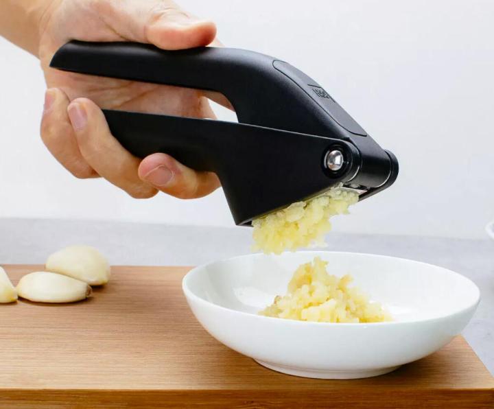 youpin-huohou-kitchen-garlic-presser-manual-garlic-crusher-kitchen-tool-micer-cutter-squeeze-tool-fruit-amp-vegetable