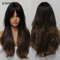 Emmor สังเคราะห์ยาวหยักธรรมชาติ Ombre สีน้ำตาลถึงสีบลอนด์เข้มกับ Bangs วิกผมสำหรับผู้หญิงวิกผมคลื่นร่างกายไฟเบอร์อุณหภูมิสูง