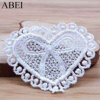 [HOT!] 30pcs/lot White Heart Lace Applique Trims Wedding Party Dress Decoration Sew On Guipure Lace Fabric Garments Accessories DIY