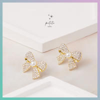 [petite by PRAKYRE] Ribby Diamond with Pearl Stud Earring - ต่างหูรูปโบว์แบบติหูประดับด้วยเพชรและมุก มินิมอลและเรียบหรู