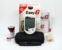 จัดส่งฟรี มีเก็บเงินปลายทาง เครื่องวัดระดับน้ำตาลในเลือด EASY G พร้อมแผ่นวัดและเข็มเจาะเลือดอย่างละ 25 ชิ้น มีรับประกัน