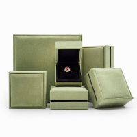 brand Simple nice jewellery bracelet box set suede green color case jewelry box Four-leaf clover necklace packaging paper bag