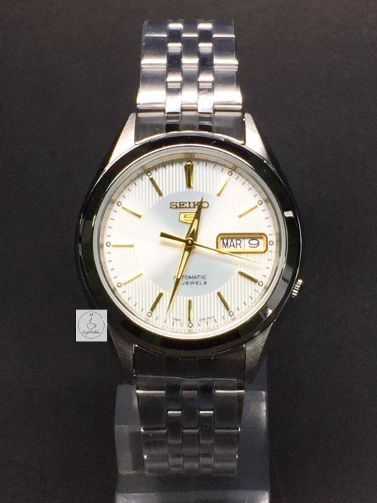 นาฬิกา ไซโก้ ผู้ชาย Seiko 5 รุ่น SNKL17K1 Automatic 21 Automatic Mens Watch Stainless หน้าปัทม์สีขาว เข็มและขีดบอกเวลาสีทอง สายสีเงิน  ของเเท้ 100% CafeNalika
