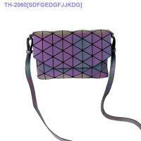 （READY STOCK）☽№ Japanese style new geometric rhombic luminous envelope bag student office workers hand-held fashion shoulder Messenger bag female YZ