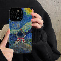 เคสโทรศัพท์ลายภาพสีน้ำมันนักบินอวกาศสำหรับ iPhone 14/13/12/11 Pro Max 12 13 Mini 6 6S 7 8 Plus X XR XS Max เคสหลังแฟชั่นที่สร้างสรรค์กรอบโทรศัพท์พร้อมเลนส์คลุมทั้งหมดฝาครอบป้องกันกล้อง