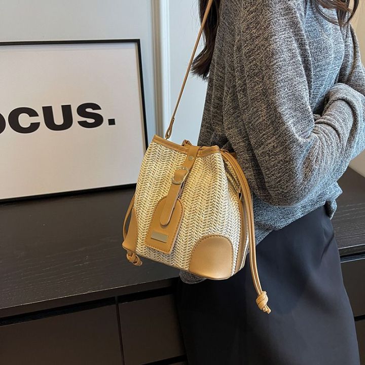 ปีนี้เป็นที่นิยมเฉพาะกลุ่มออกแบบกระเป๋า-2023-ผู้หญิงใหม่กระเป๋าแฟชั่นทอฟางถักไหล่เดียวกระเป๋าสะพาย