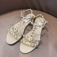 Popular Liuding style western-style flat bottomed valentinoˉsandals from the V family, worn by Sen women with one foot