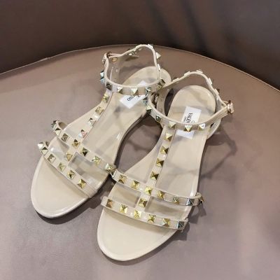 Popular rivet style vt western-style flat bottomed  sandals from the V family, worn by Sen women with one foot