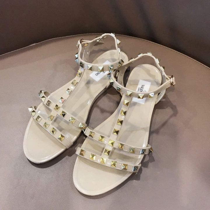 popular-rivet-style-vt-western-style-flat-bottomed-sandals-from-the-v-family-worn-by-sen-women-with-one-foot