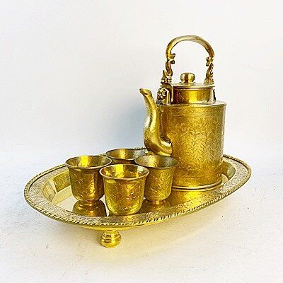 ชุดน้ำชากาทองเหลืองทรงกระบอก ถาดรูปไข่ 12 นิ้ว มีชุดแก้วตอกลาย