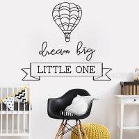 (สติ๊กเกอร์และรูปลอกติดผนัง) Dream Big Si Kecil Balon Udara Pandas Ding Stiker untuk Anak Kamar Latar Belakang Seni Dinding Dekorasi Rumah