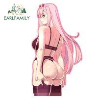 EARLFAMILY สติกเกอร์2ชิ้นขนาด13ซม. X 7.4ซม. สำหรับ DARLING In The FRANXX ศูนย์รถยนต์สติกเกอร์อนิเมะรูปลอกรถจักรยานยนต์ที่เก็บของตกแต่งท้ายรถตลก