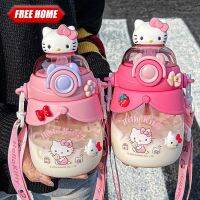 Freehome?ใหม่?Sanrio Hellokitty หลอดถ้วยน้ำแบบ Tritan ขนาด750มล. พร้อมที่จับเคสแบบพับปิดได้ด้วยปุ่มเดียวกระบอกน้ำฟางซิลิโคนอ่อนดีไซน์สวยความจุมากกาน้ำพร้อมกับสายปรับได้ของขวัญสำหรับนักเรียน