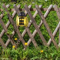 BNGOOD ของตกแต่งรูปผึ้งโลหะเครื่องประดับติดผนังผึ้งตกแต่งผนังสำหรับสนามหญ้ากลางแจ้ง