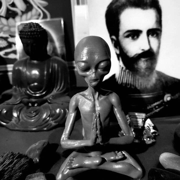 witchcraft-meditation-alien-statue-mini-resin-ornament-alien-garden-home-office-yard-art-decor-for-indoor-outdoor