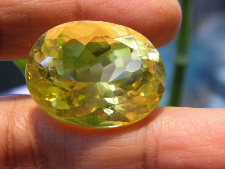 พลอย-ควอตซ์-รูปไข่-สีนกขมิ้น-25x20-มม-เม็ด-39-กะรัต-lab-made-quartz-canary-color-gemstone-25x20-mm-weight-39-carats-oval-shape-1-piece