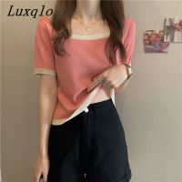 Luxqlo เสื้อยืดแขนสั้นคอสี่เหลี่ยมสีตัดกันทรง2023สไตล์เกาหลีแบบใหม่ฤดูร้อนแฟชั่นของผู้หญิงเทรนด์ต่างประเทศ