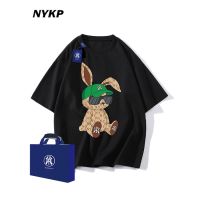 [S-5XL]เสื้อยืดแขนสั้น ทรงหลวม ลาย NY Honmei ปีกระต่าย แฟชั่นฤดูร้อน สําหรับผู้ชาย และคู่รัก