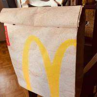 กระเป๋าเป้สะพายหลังแบบเดียวกันสำหรับนักศึกษาวิทยาลัยกระเป๋า McDonalds ถุงกระดาษกระเป๋านักเรียนหนังสือสีแดงขนาดเล็กด้านหลังลำลองกระเป๋าความจุขนาดใหญ่สำหรับผู้หญิงในชั้นเรียน