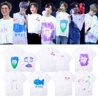 2023 newKPOP BTS คอนเสิร์ต Same Cotton เสื้อยืดแขนสั้นผู้ชายและผู้หญิงขนาดพิเศษ Hand-painted Graffiti พิมพ์เสื้อแขนสั้นฤดูร้อนใหม่สไตล์เกาหลีนักเรียนสบายๆเสื้อยืดด้านบน