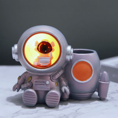 นอร์ดิกตกแต่งบ้านสร้างสรรค์ไฟ LED นักบินอวกาศผู้ถือปากกาเรซิ่น Figurines สำนักงานอุปกรณ์สก์ท็อปของขวัญเด็ก