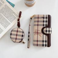 เคสสำหรับ iPhone 14 Pro Max 13 12 Pro Max iPhone 12 Pro Max iPhone 11 Pro Max XS Max พร้อมเคส AirPod กระเป๋า LV เคสพับฝาเป็นฐานเคสกระเป๋าสตางค์หนังเคสหนังเย็บฝามีสายรัด