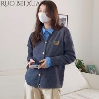 Ruo Bei Xuan แจ็กเก็ตเสื้อกันหนาวผู้ชายสีไวน์แดงสไตล์ฝรั่งเศส,แจ็กเก็ตคอเสื้อคาร์ดิแกนแบบถักวงกลมนุ่มผู้หญิงฤดูใบไม้ร่วงและฤดูหนาว2023