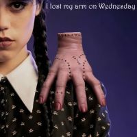 Wednesday Adams ฟิกเกอร์ยาง รูปมือหัก จาก โมเดลมือสยองขวัญ พร็อพตกแต่งปาร์ตี้ฮาโลวีน สําหรับตกแต่งบ้านผีสิง