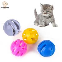 BENEDICT อินเตอร์แอคทีฟ ของเล่นกระดิ่งรูปแมว พลาสติกทำจากพลาสติก สีแบบสุ่ม ของเล่นแมวลูกบอลกริ๊ง แบบพกพาได้ กลวงออก ลูกบอลของเล่นแมวไล่ล่า ลูกสุนัขลูกสุนัข