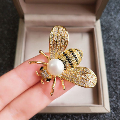 Funny little bee Brooch female pearl Rhinestone cardigan suit Brooches Pin neckpin accessories gift
