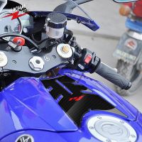 แผ่นอุปกรณ์ป้องกันฝาครอบถังน้ำมันด้านหน้าสำหรับยามาฮ่า YZF-R1 R1 2004-2006 3D คาร์บอนมอง