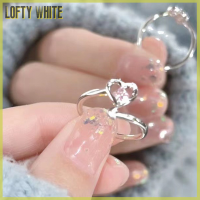 Lofty แหวนแฟชั่นสีขาวแวววาวพลอยเทียมหัวใจเปิดคู่แหวนใส่นิ้วคริสตัลวินเทจปรับได้สำหรับของขวัญสร้อยคอพร้อมแท็กสลักตัวอักษรผู้หญิง