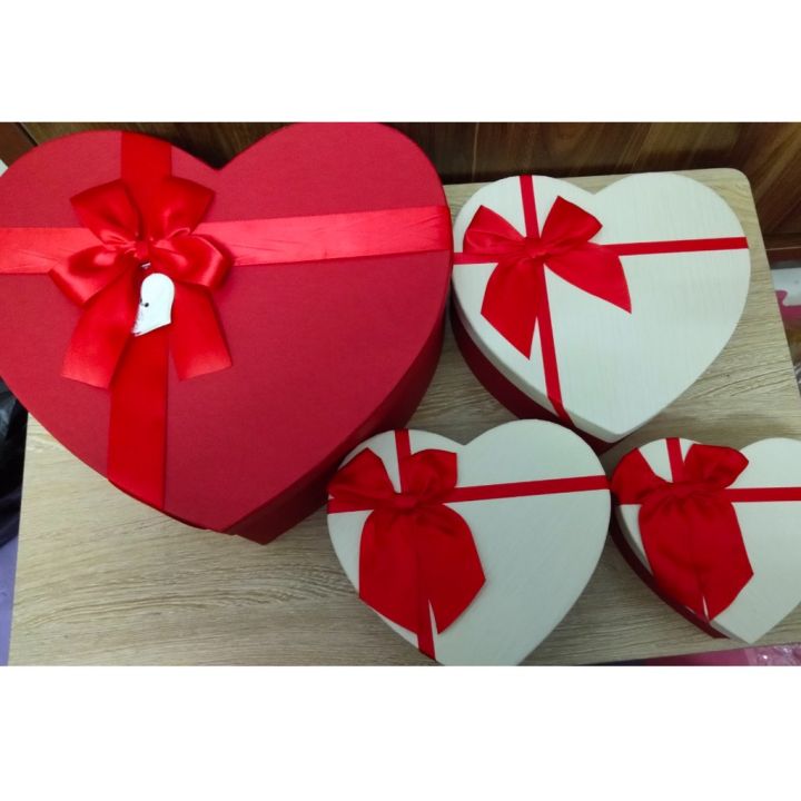 Hộp quà hình trái tim Bạn đang tìm kiếm một món quà đầy ý nghĩa và đặc biệt cho người yêu của mình? Hộp quà hình trái tim chắc chắn sẽ là lựa chọn hoàn hảo nhất! Hãy xem ngay những hình ảnh độc đáo và đẹp mắt nhất về hộp quà trái tim trên trang web của chúng tôi!