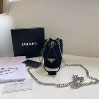 กระเป๋าทรงถังขนาดเล็กสีดำไนลอนกันน้ำ PD/พวงกุญแจกระเป๋า /Prada กระเป๋าเล็ก