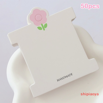 Shipiaoya การ์ดแสดงผลดอกไม้สีชมพู50ชิ้นสำหรับยางรัดผมปิ่นเครื่องประดับทำมือแบบทำมือกิ๊ฟหนีบผมบรรจุภัณฑ์กระดาษแข็งแขวนป้ายบัตรงานฝีมือสีขาว