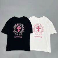 Chrome Hearts1❂ ฤดูร้อนอินเทรนด์ตัวอักษรสันสกฤตสีชมพูปักฮาร์ดแวร์ cross lambskin เสื้อยืดแขนสั้นสำหรับผู้ชายและผู้หญิง