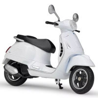 Welly  Vespa 2017 GTS 125cc in White Italian Scooter Scale 1:18 High Quality Scale Model