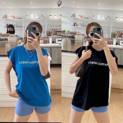 เสื้อยืด สีน้ำเงิน / สีดำ Botte T shirt  เสื้อยืดทรงปังงง ดีไซน์แขนล้ำทำให้ไหล่ตรงสวย เนื้อผ้าอย่างดี และงานสกรีนเนี้ยบๆ เสื้อที่แมทซ์ง่าย