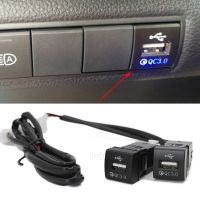 ที่ชาร์จ QC3.0 Quick Charger Mobil USB แท่นชาร์จสองหัวสำหรับ Toyota Camry 70 Altis Hilux Rav4 Prado 150 2018 2019 2020