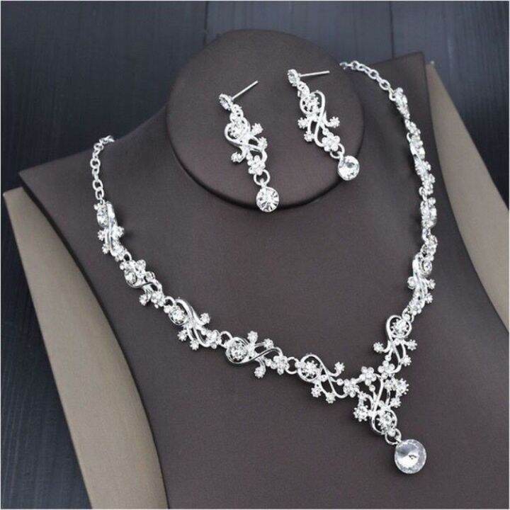 busana-sederhana-kalung-aksesoris-pernikahan-anting-kalung-set