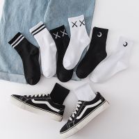 【Sock shop】3คู่ผู้หญิงถักถุงเท้าผ้าฝ้ายลายสีดำสีขาวแข็งฮาราจูกุ U Nisex กลางผู้ชายถุงเท้ากีฬาฮิปฮอป Streetway ถุงน่อง