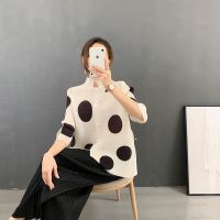 2023 Hot Miyake จีบผู้หญิง polka-dot TOP  ฤดูใบไม้ผลิและฤดูร้อนแฟชั่นอเนกประสงค์ขนาดเล็กเสื้อสเวตเตอร์ถักสามในสี่แขนเสื้อสั้น