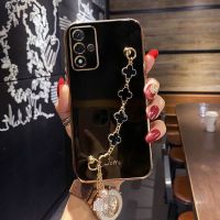 COROGI สำหรับ Samsung Galaxy M52 5G เคสพร้อมสายรัดข้อมือลายดอกโคลเวอร์นำโชคกำไลข้อมือสุดหรูกันกระแทกแบบขอบสี่เหลี่ยมเคสมือถือชุบ6D อย่างหรูหราฝาหลังป้องกันซิลิโคนแบบนิ่ม