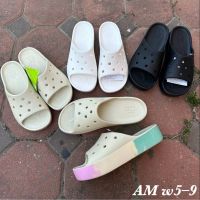 {Buy 1 get Free 2 Jibbitzs} Crocs Platform Slide รองเท้าแตะสวมผู้หญิง รองเท้าครอส์ผู้หญิง รองเท้าส้นสูงผู้หญิง รองเท้าส้นเตี้ย 1"  เบานิ่มใส่สบาย