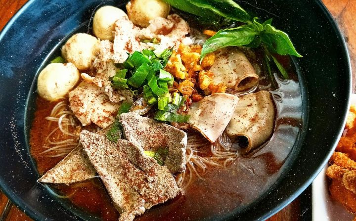 ซอสเข้มข้นทำน้ำซุปก๋วยเตี๋ยวเรือ-ความอร่อยที่ลงตัว-น้ำซุปหอมเครื่องเทศ-รสชาติเข้มข้น-1ขวด-250-g-ทำน้ำซุปก๋วยเตี๋ยวเรือได้7-8ชาม