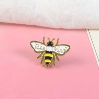 【DT】hot！ kind bee pin Hard-working Collecting honey brooches insect Lapel pins badges Shirt backpack gift