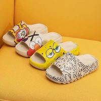 DTRUTYUYTUU Kaws รองเท้าแตะลําลอง ลาย SpongeBob Sesame Street Yeezy Slide Coconut เหมาะกับเดินชายหาดกลางแจ้ง สําหรับผู้ชาย และผู้หญิง