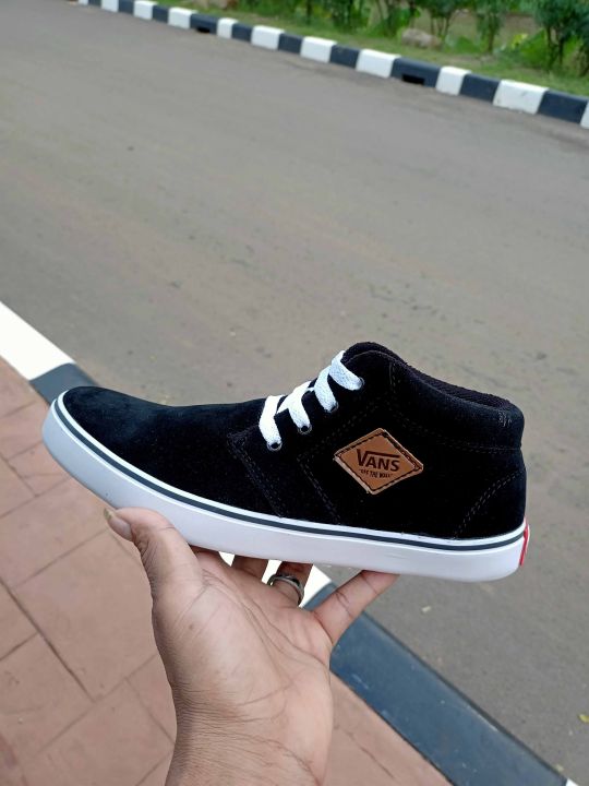 Jual Sepatu Sneakers Pria Warna Hitam Bandung Terbaru - Harga